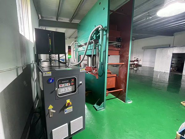 汽車腳墊生橡膠片材硫化機(jī)油溫機(jī)——應(yīng)用案例 汽車腳墊生橡膠片材硫化機(jī)油溫機(jī)——應(yīng)用案例