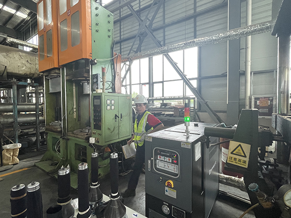 汽車減震器制造橡膠硫化用模溫機(jī)——應(yīng)用案例 汽車減震器制造橡膠硫化用模溫機(jī)——應(yīng)用案例