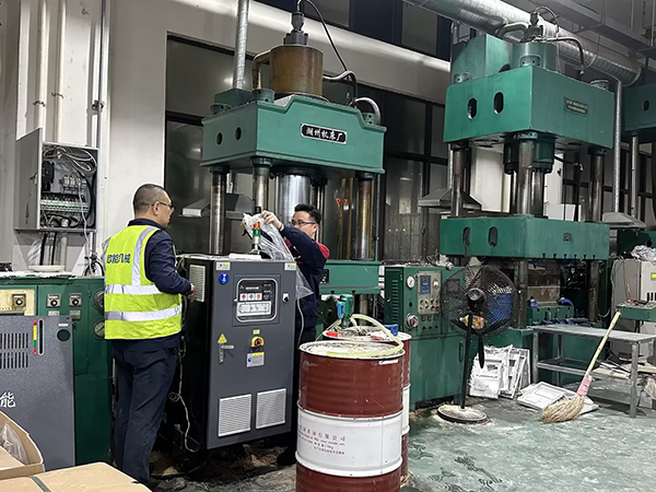 SMC電表箱成型玻璃鋼熱壓油溫機(jī)——應(yīng)用案例 SMC電表箱成型玻璃鋼熱壓油溫機(jī)——應(yīng)用案例