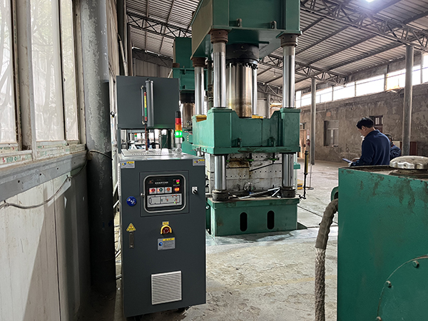 PVC電樁外殼生產(chǎn)熱壓機(jī)模溫機(jī)——應(yīng)用案例 PVC電樁外殼生產(chǎn)熱壓機(jī)模溫機(jī)——應(yīng)用案例