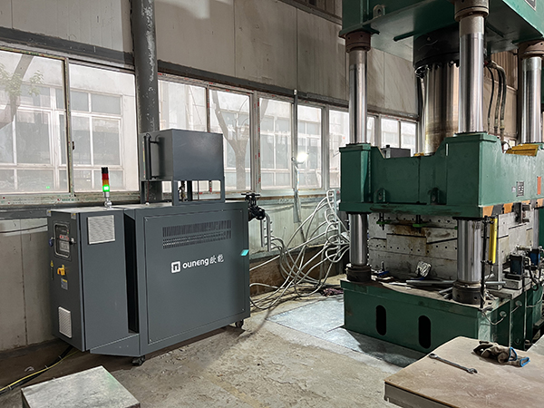 PVC電樁外殼生產(chǎn)熱壓機(jī)模溫機(jī)