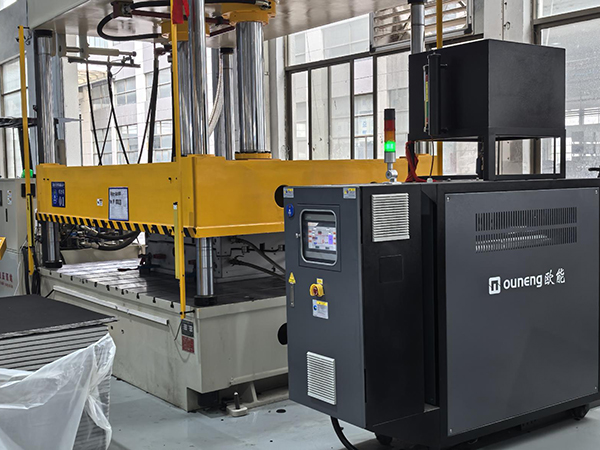 汽車內(nèi)飾材料熱壓成型雙機(jī)一體油溫機(jī)——應(yīng)用案例 汽車內(nèi)飾材料熱壓成型雙機(jī)一體油溫機(jī)——應(yīng)用案例